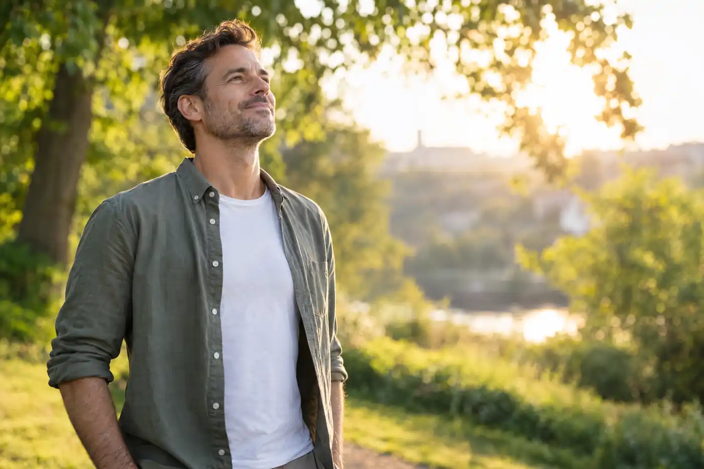 Homme respirant profondément dans un parc au petit matin